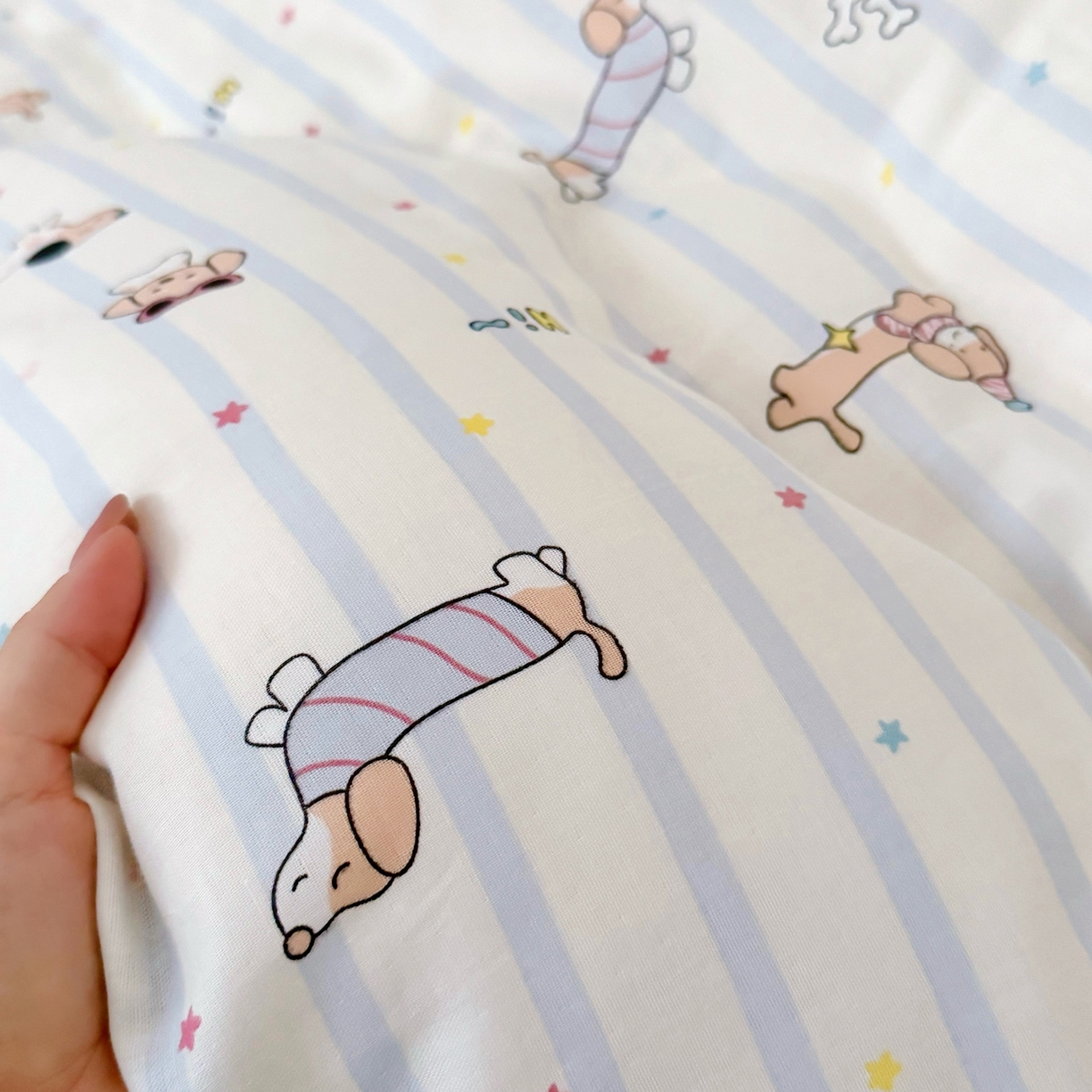 91家纺网 家纺一手货源 找家纺 2025新款全棉26℃有氧双层纱幼儿园多件套 腊肠犬