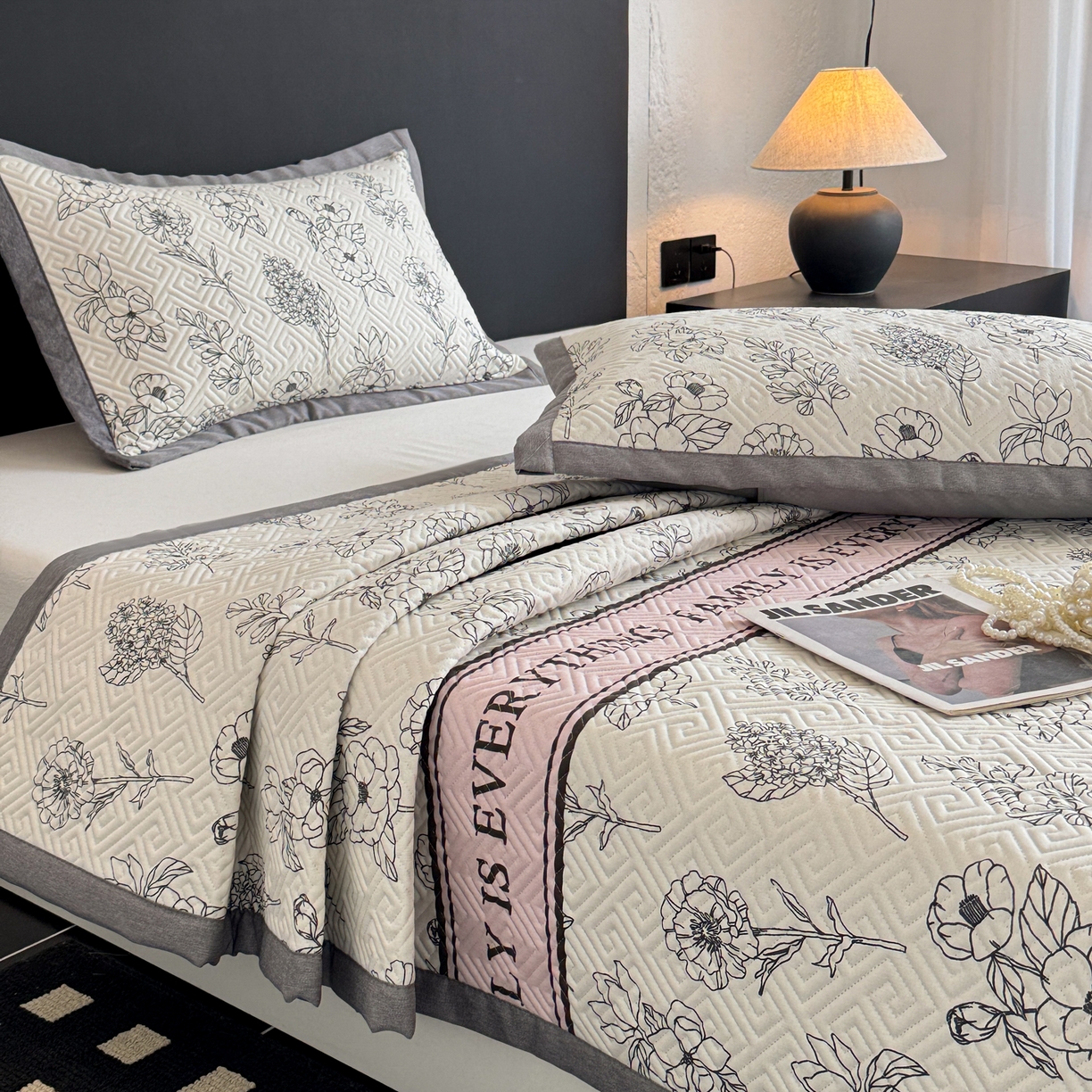 91家纺网 家纺一手货源 找家纺 简宜家居（朝初家纺） 2025春夏新款全棉纯棉老粗布床单绗缝凉席席子 床褥 薄垫子 一席多用绮梦花影-粉