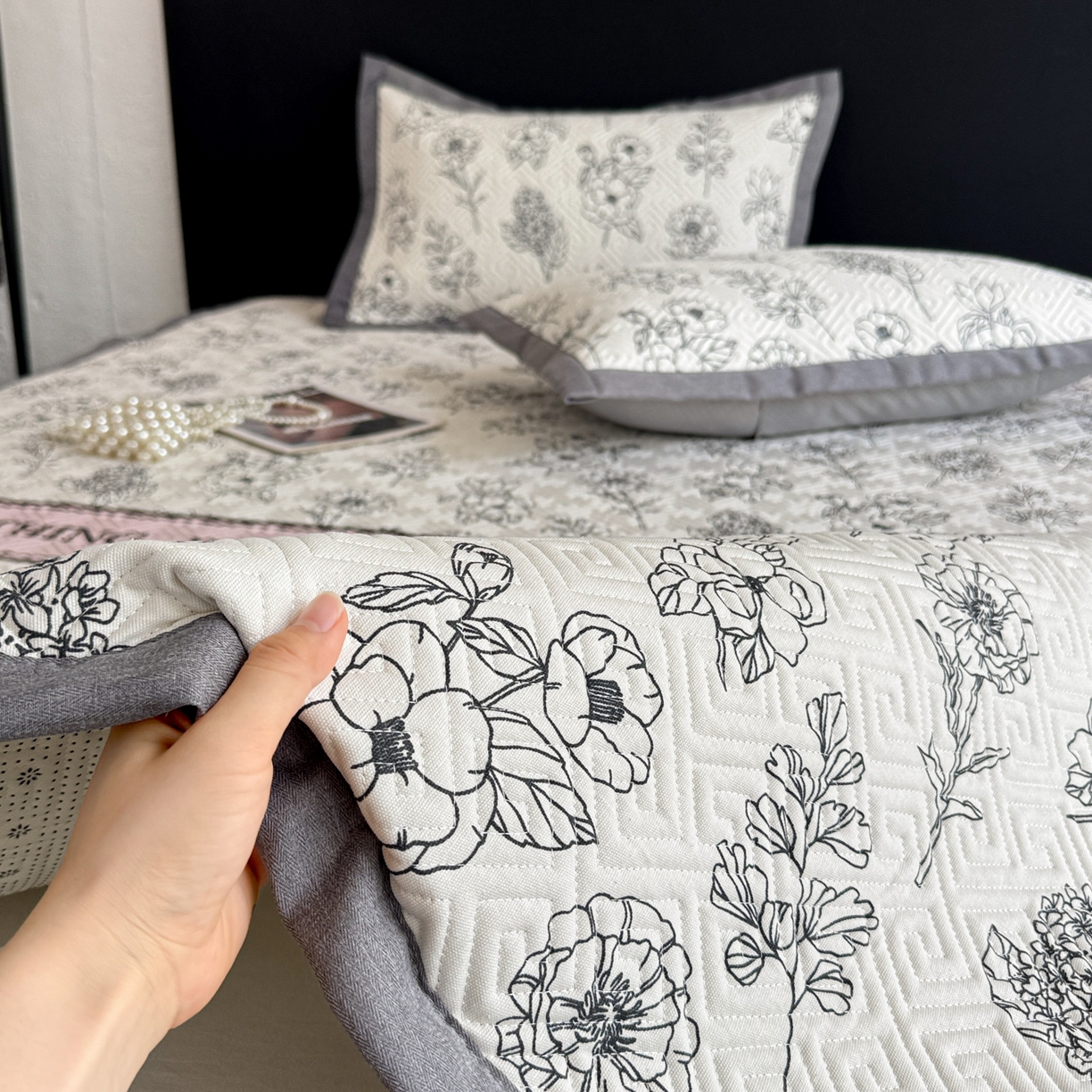 91家纺网 家纺一手货源 找家纺 简宜家居（朝初家纺） 2025春夏新款全棉纯棉老粗布床单绗缝凉席席子 床褥 薄垫子 一席多用绮梦花影-粉