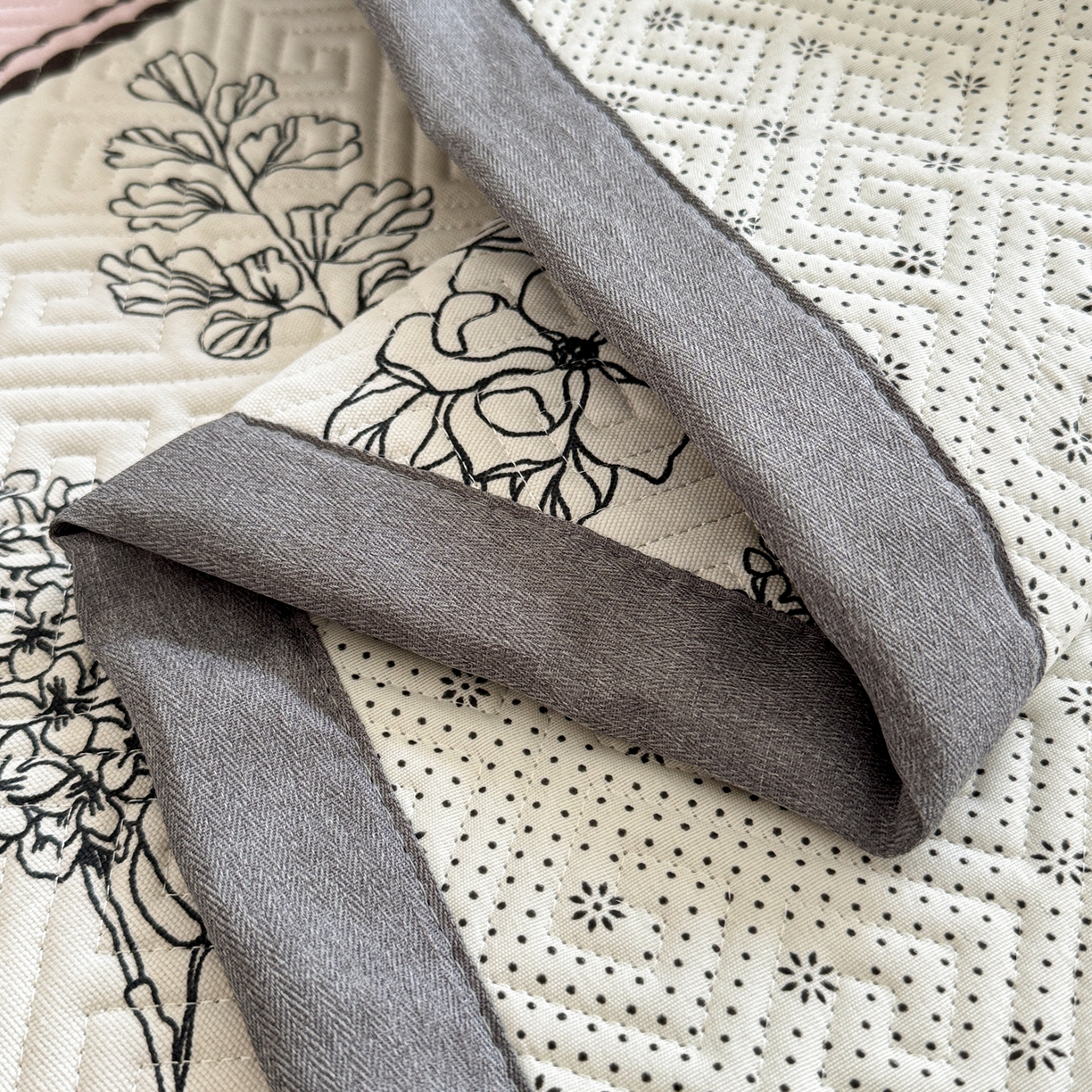 91家纺网 家纺一手货源 找家纺 简宜家居（朝初家纺） 2025春夏新款全棉纯棉老粗布床单绗缝凉席席子 床褥 薄垫子 一席多用绮梦花影-粉