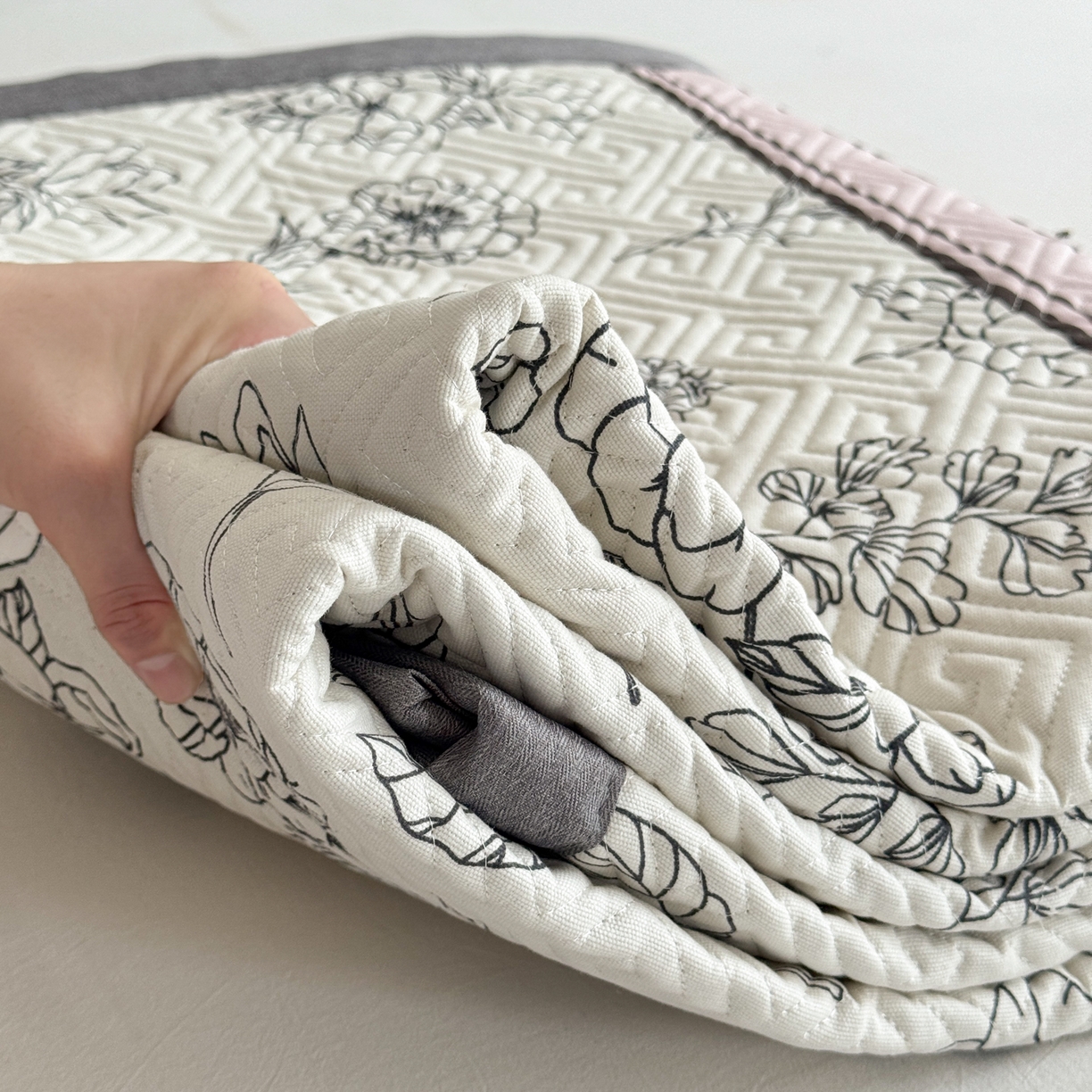 91家纺网 家纺一手货源 找家纺 简宜家居（朝初家纺） 2025春夏新款全棉纯棉老粗布床单绗缝凉席席子 床褥 薄垫子 一席多用绮梦花影-粉