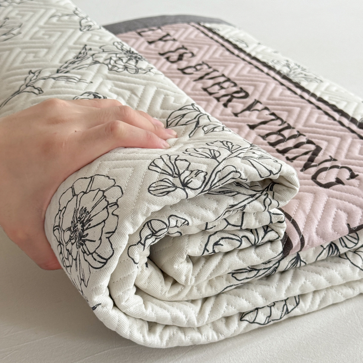 91家纺网 家纺一手货源 找家纺 简宜家居（朝初家纺） 2025春夏新款全棉纯棉老粗布床单绗缝凉席席子 床褥 薄垫子 一席多用绮梦花影-粉