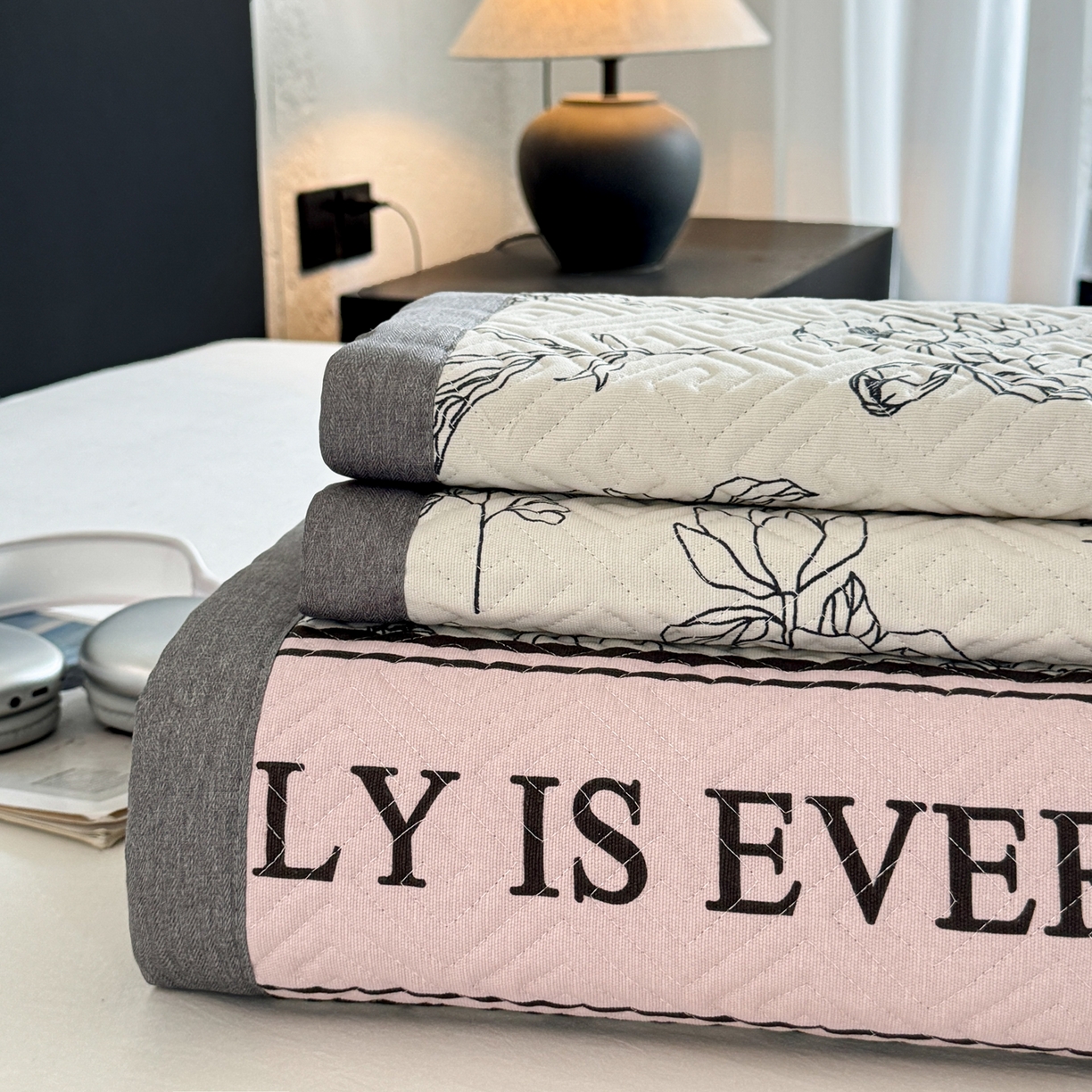 91家纺网 家纺一手货源 找家纺 简宜家居（朝初家纺） 2025春夏新款全棉纯棉老粗布床单绗缝凉席席子 床褥 薄垫子 一席多用绮梦花影-粉