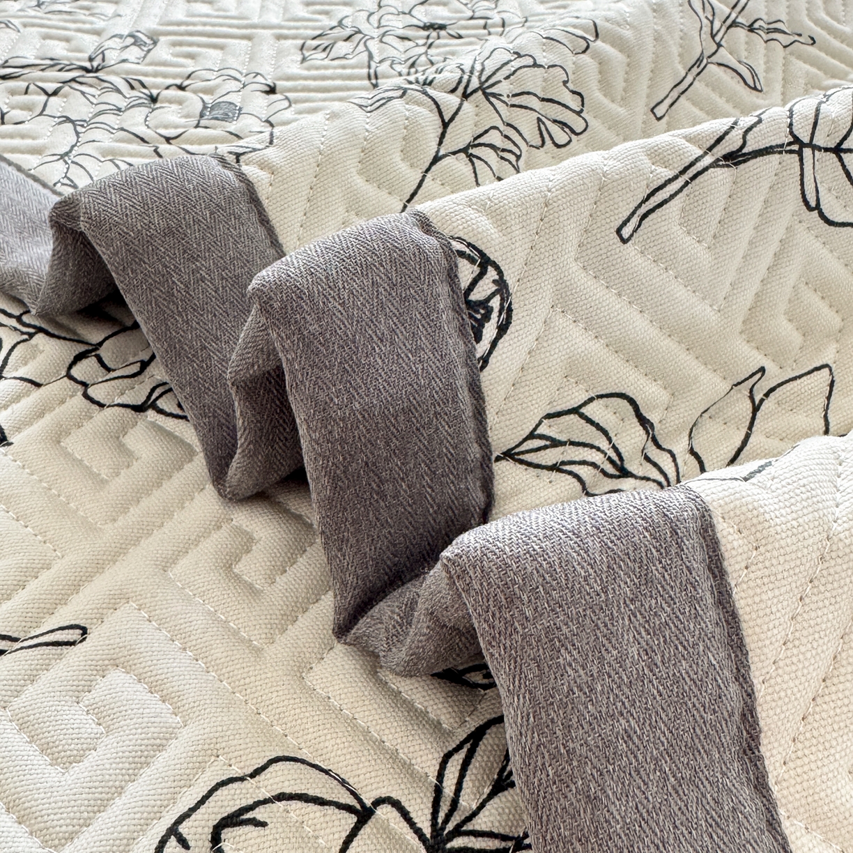 91家纺网 家纺一手货源 找家纺 简宜家居（朝初家纺） 2025春夏新款全棉纯棉老粗布床单绗缝凉席席子 床褥 薄垫子 一席多用绮梦花影-粉