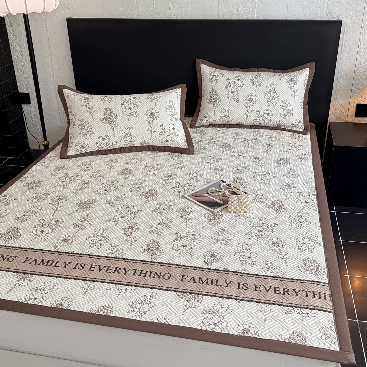 91家纺网 家纺一手货源 找家纺 简宜家居（朝初家纺） 2025春夏新款全棉纯棉老粗布床单绗缝凉席席子 床褥 薄垫子 一席多用绮梦花影-咖