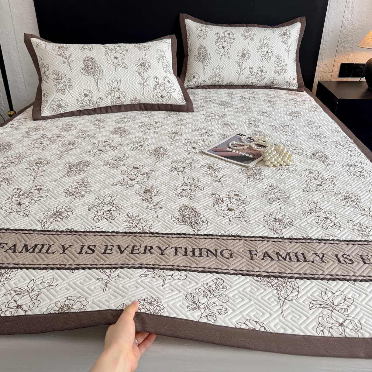 91家纺网 家纺一手货源 找家纺 简宜家居（朝初家纺） 2025春夏新款全棉纯棉老粗布床单绗缝凉席席子 床褥 薄垫子 一席多用绮梦花影-咖