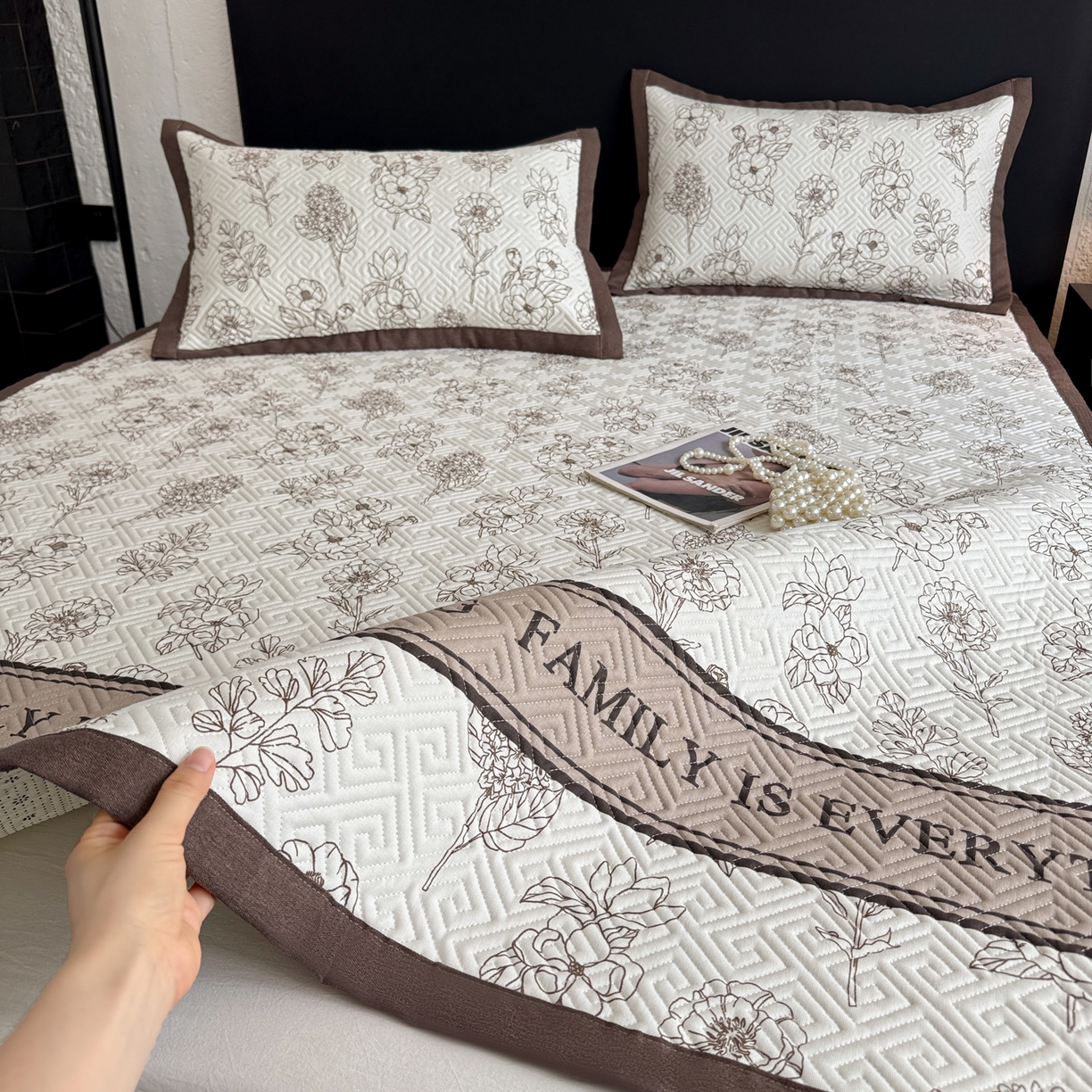 91家纺网 家纺一手货源 找家纺 简宜家居（朝初家纺） 2025春夏新款全棉纯棉老粗布床单绗缝凉席席子 床褥 薄垫子 一席多用绮梦花影-咖