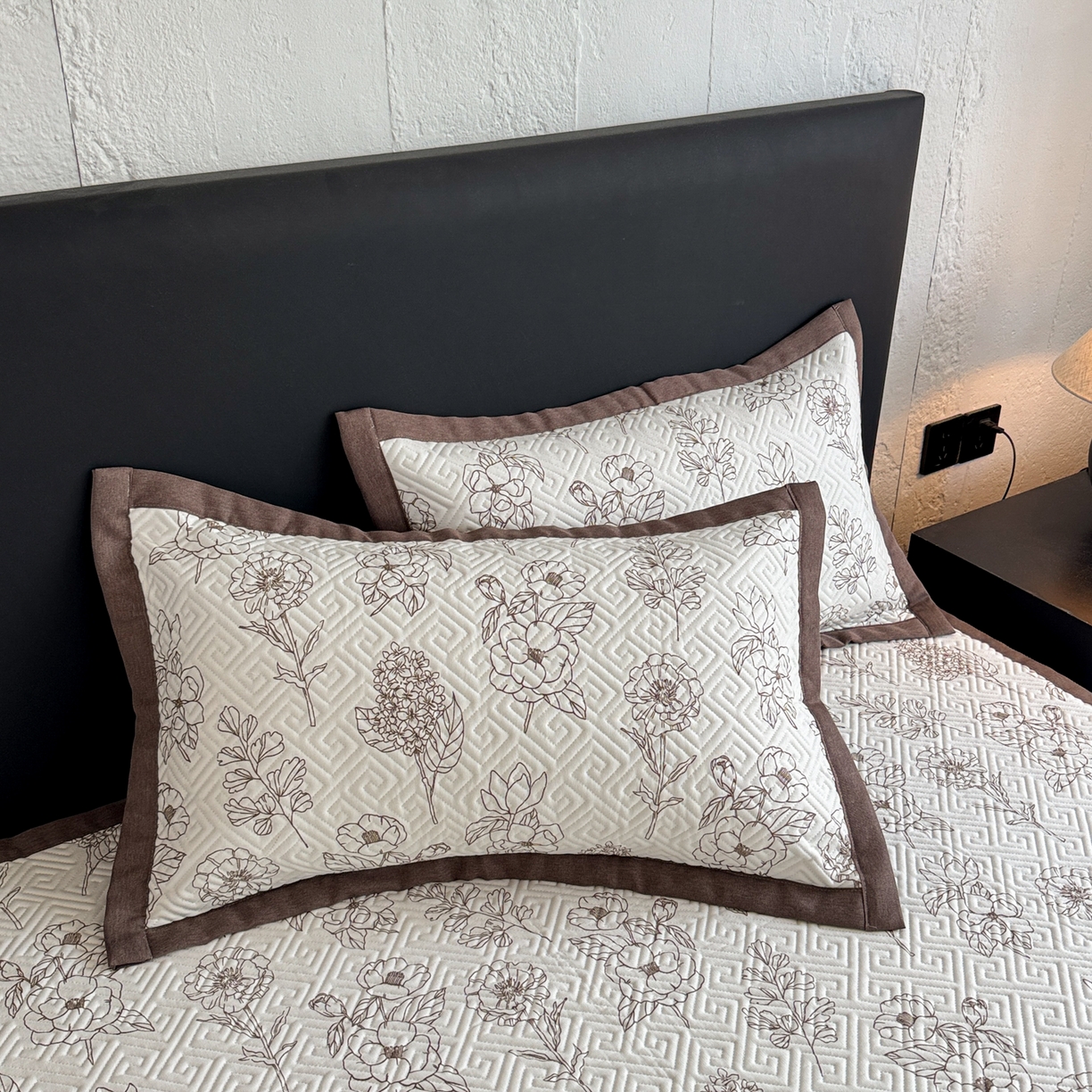 91家纺网 家纺一手货源 找家纺 简宜家居（朝初家纺） 2025春夏新款全棉纯棉老粗布床单绗缝凉席席子 床褥 薄垫子 一席多用绮梦花影-咖