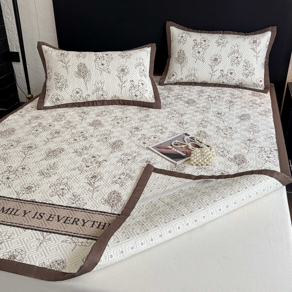 91家纺网 家纺一手货源 找家纺 简宜家居（朝初家纺） 2025春夏新款全棉纯棉老粗布床单绗缝凉席席子 床褥 薄垫子 一席多用绮梦花影-咖