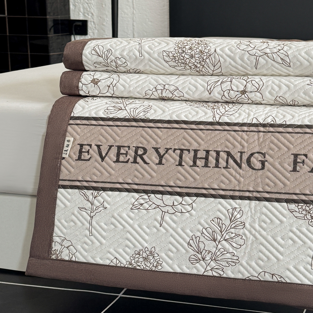 91家纺网 家纺一手货源 找家纺 简宜家居（朝初家纺） 2025春夏新款全棉纯棉老粗布床单绗缝凉席席子 床褥 薄垫子 一席多用绮梦花影-咖