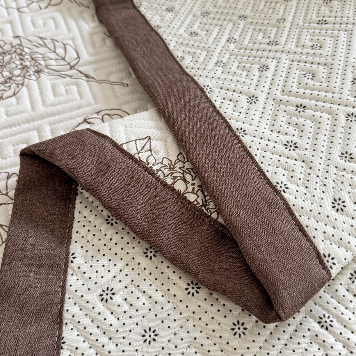 91家纺网 家纺一手货源 找家纺 简宜家居（朝初家纺） 2025春夏新款全棉纯棉老粗布床单绗缝凉席席子 床褥 薄垫子 一席多用绮梦花影-咖