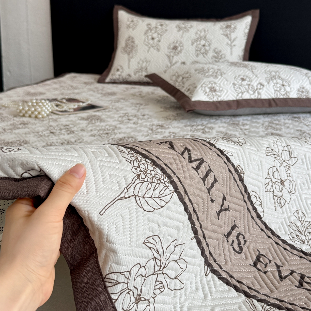 91家纺网 家纺一手货源 找家纺 简宜家居（朝初家纺） 2025春夏新款全棉纯棉老粗布床单绗缝凉席席子 床褥 薄垫子 一席多用绮梦花影-咖