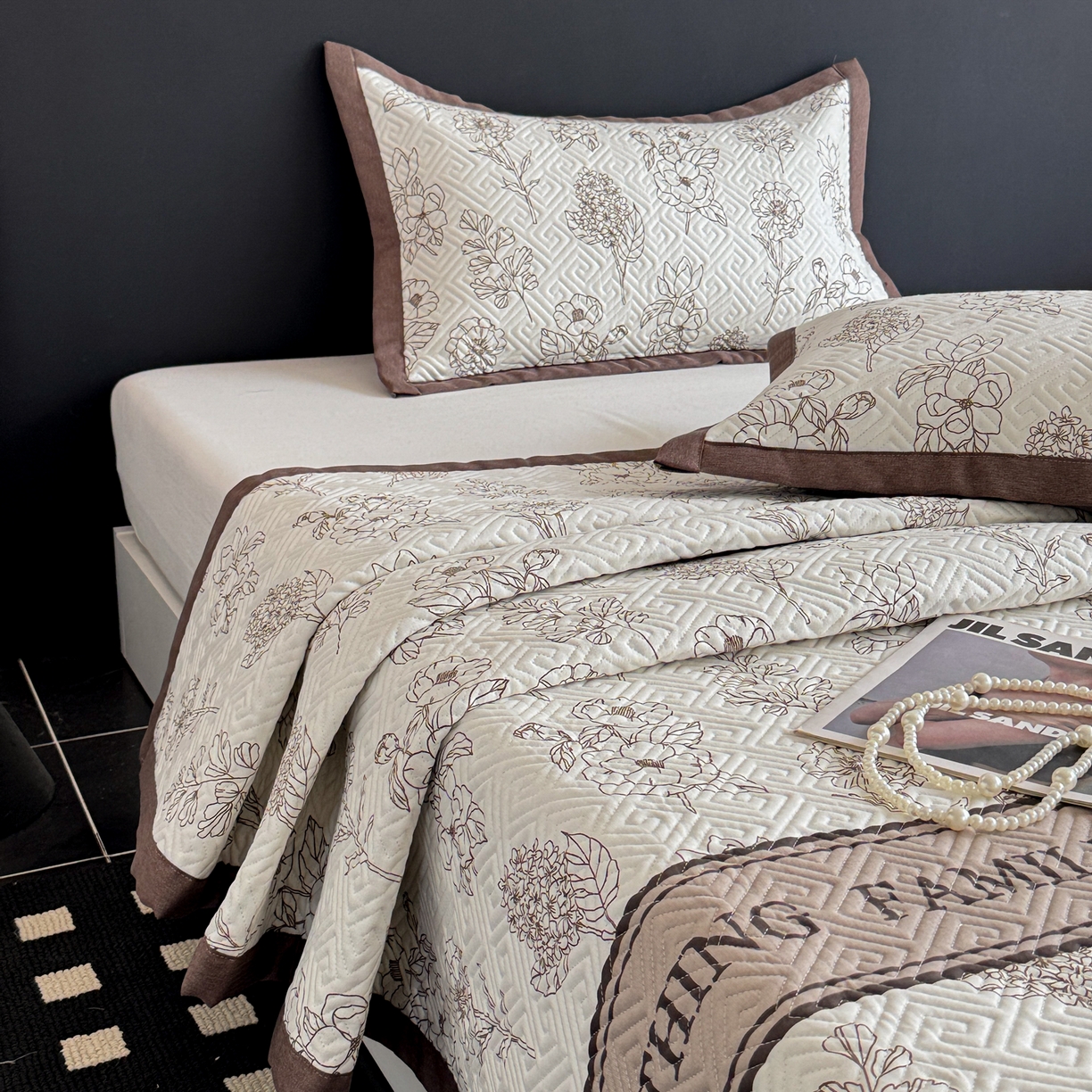 91家纺网 家纺一手货源 找家纺 简宜家居（朝初家纺） 2025春夏新款全棉纯棉老粗布床单绗缝凉席席子 床褥 薄垫子 一席多用绮梦花影-咖