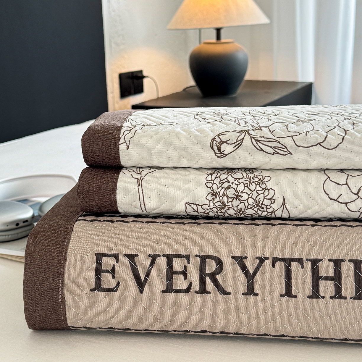 91家纺网 家纺一手货源 找家纺 简宜家居（朝初家纺） 2025春夏新款全棉纯棉老粗布床单绗缝凉席席子 床褥 薄垫子 一席多用绮梦花影-咖