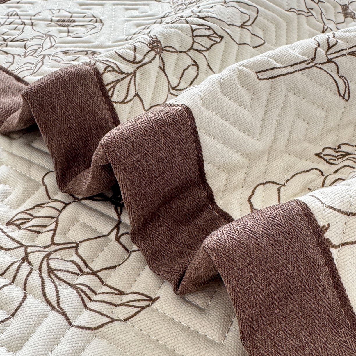 91家纺网 家纺一手货源 找家纺 简宜家居（朝初家纺） 2025春夏新款全棉纯棉老粗布床单绗缝凉席席子 床褥 薄垫子 一席多用绮梦花影-咖