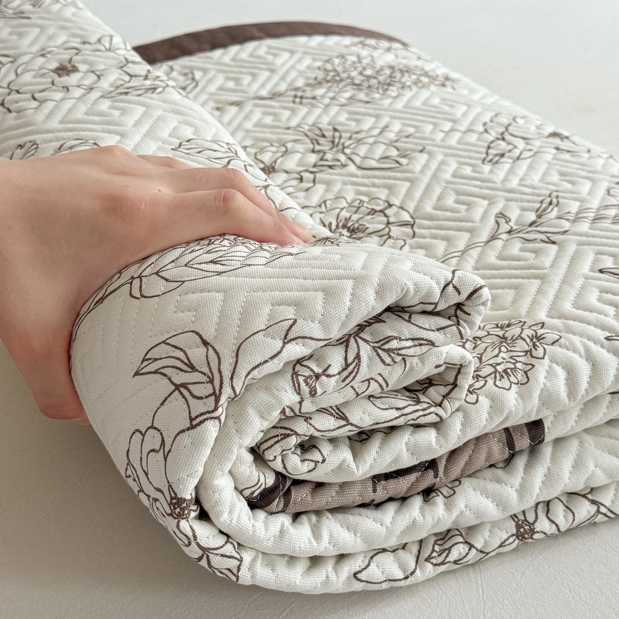 91家纺网 家纺一手货源 找家纺 简宜家居（朝初家纺） 2025春夏新款全棉纯棉老粗布床单绗缝凉席席子 床褥 薄垫子 一席多用绮梦花影-咖