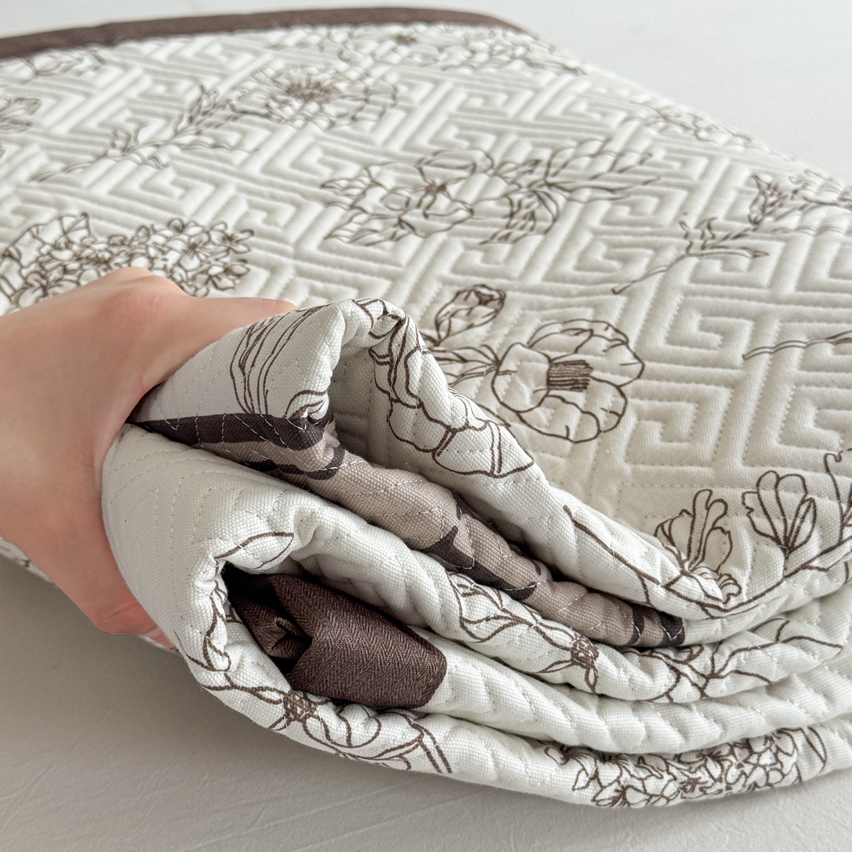 91家纺网 家纺一手货源 找家纺 简宜家居（朝初家纺） 2025春夏新款全棉纯棉老粗布床单绗缝凉席席子 床褥 薄垫子 一席多用绮梦花影-咖