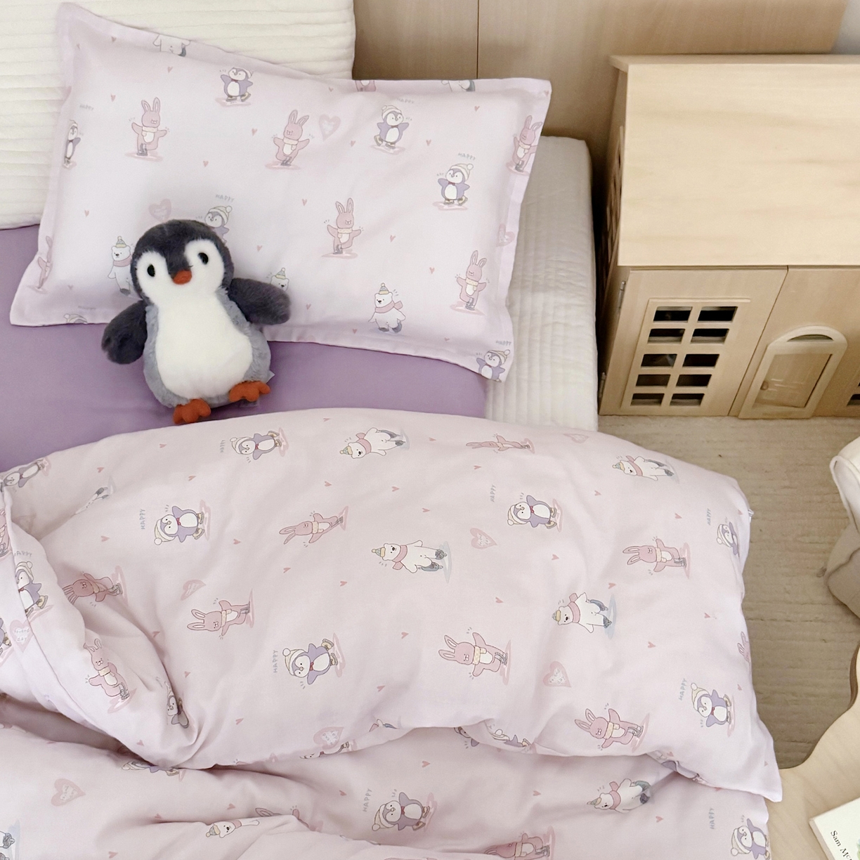 91家纺网 家纺一手货源 找家纺 2025新款全棉26℃有氧双层纱幼儿园多件套 快乐溜冰