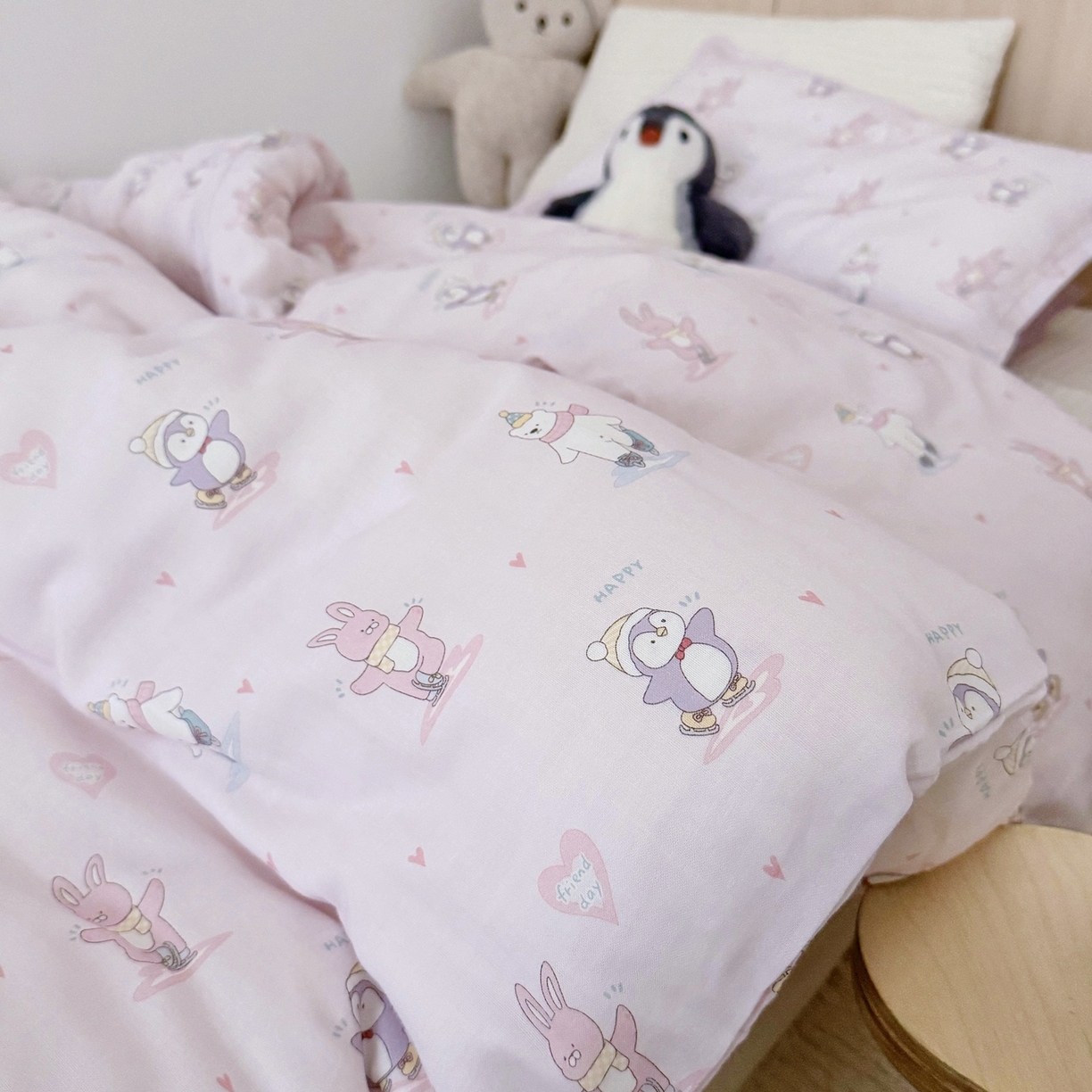 91家纺网 家纺一手货源 找家纺 2025新款全棉26℃有氧双层纱幼儿园多件套 快乐溜冰