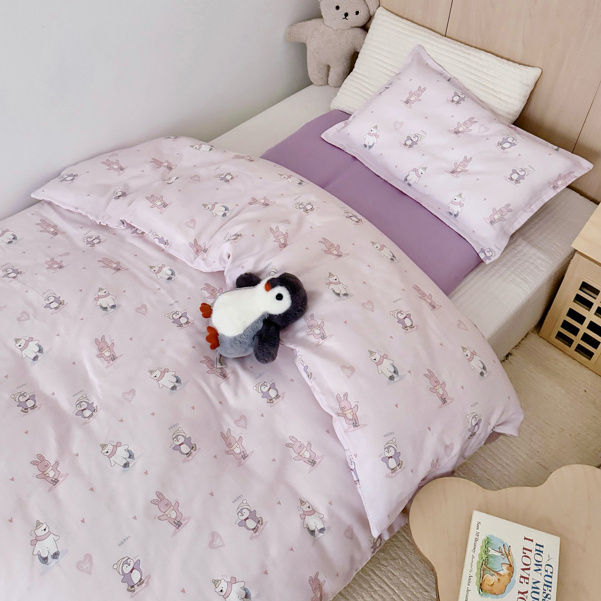 91家纺网 家纺一手货源 找家纺 2025新款全棉26℃有氧双层纱幼儿园多件套 快乐溜冰