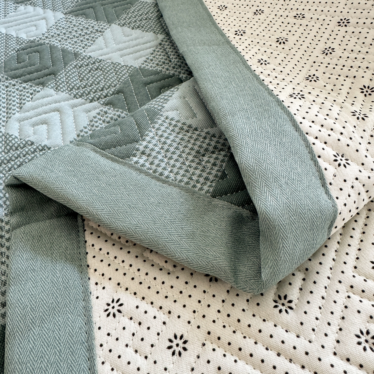 91家纺网 家纺一手货源 找家纺 简宜家居（朝初家纺） 2025春夏新款全棉纯棉老粗布床单绗缝凉席席子 床褥 薄垫子 一席多用夏日青缇