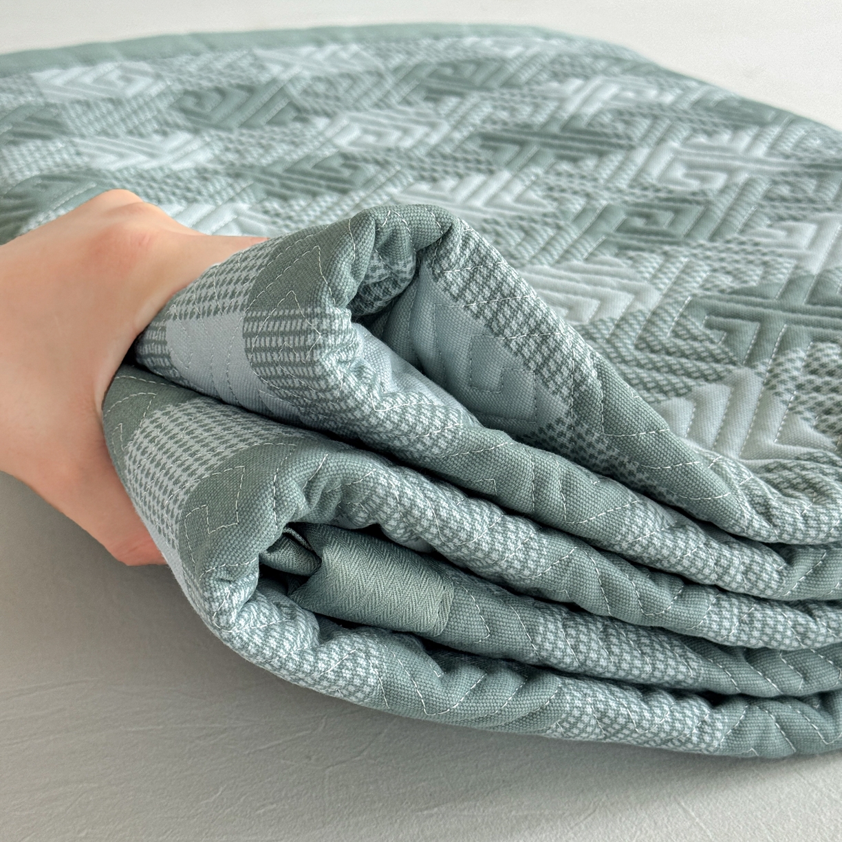 91家纺网 家纺一手货源 找家纺 简宜家居（朝初家纺） 2025春夏新款全棉纯棉老粗布床单绗缝凉席席子 床褥 薄垫子 一席多用夏日青缇