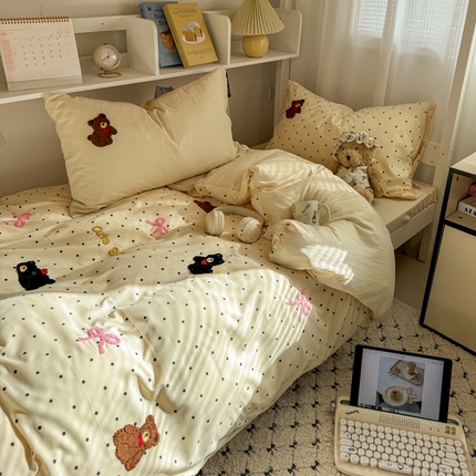91家纺网 家纺一手货源 找家纺 2025新款 985学姐推荐新款学生季宿舍可爱水洗棉毛巾绣四件套 波点米熊