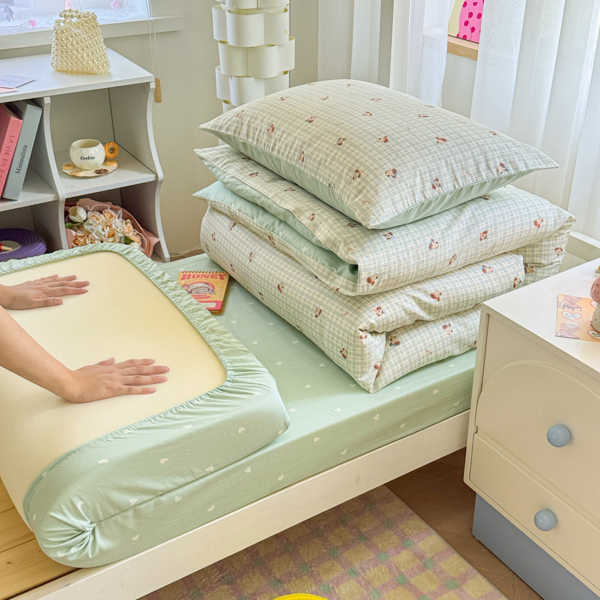 91家纺网 家纺一手货源 找家纺 慕尚家纺 2025新款13070全棉学生季全棉学生床三件套 绿格狗狗