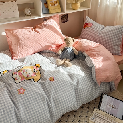 91家纺网 家纺一手货源 找家纺 2025新款 985学姐推荐新款学生季宿舍可爱水洗棉毛巾绣四件套 饼饼猫蓝格