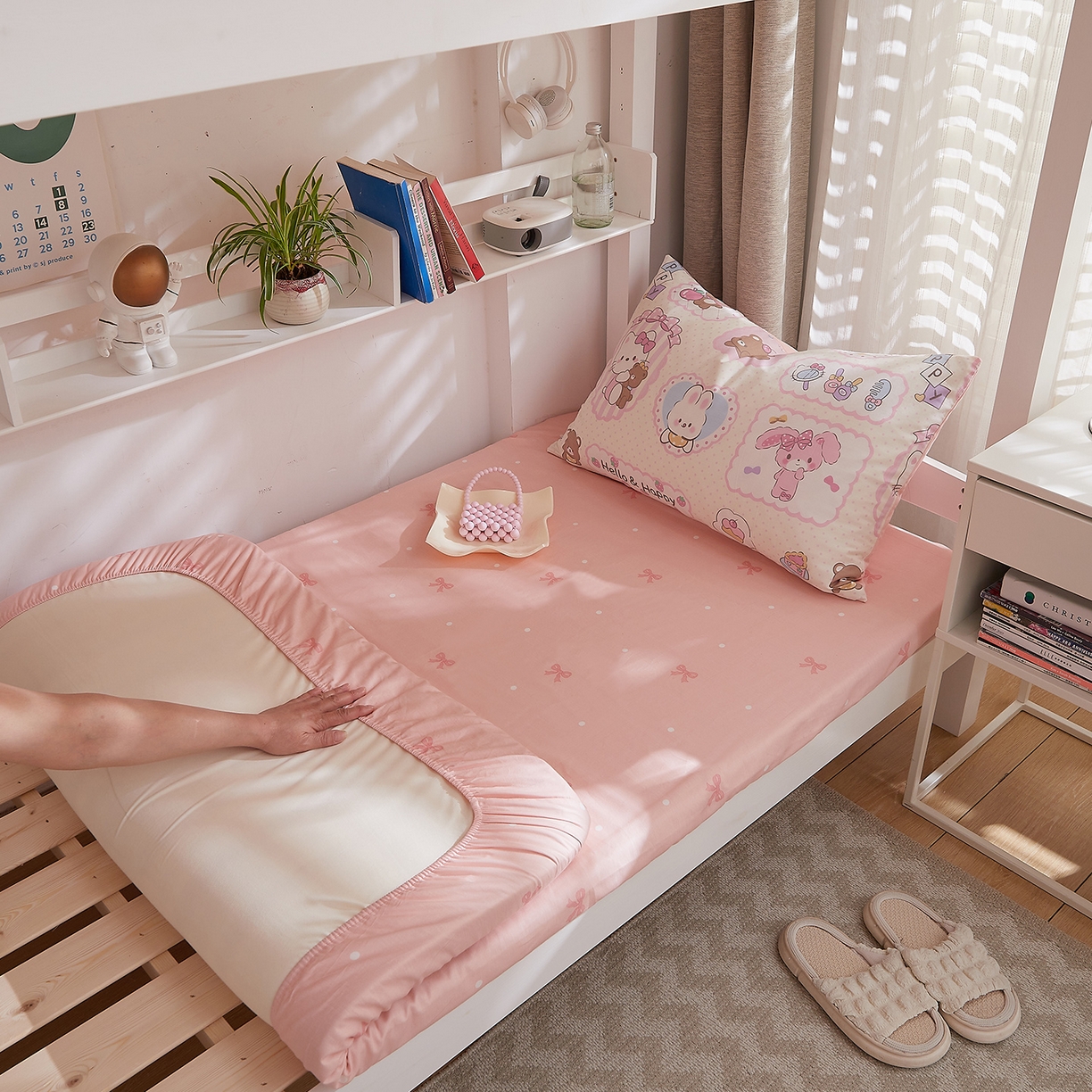 91家纺网 家纺一手货源 找家纺 DoDo 兜兜 2025新款全棉纯棉小清新卡通条格学生宿舍系列单品床笠 粉粉猫B版