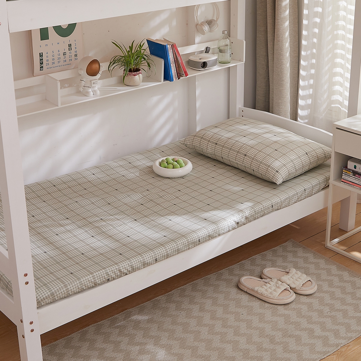 91家纺网 家纺一手货源 找家纺 DoDo 兜兜 2025新款全棉纯棉小清新卡通条格学生宿舍系列单品床笠 春日电影A版