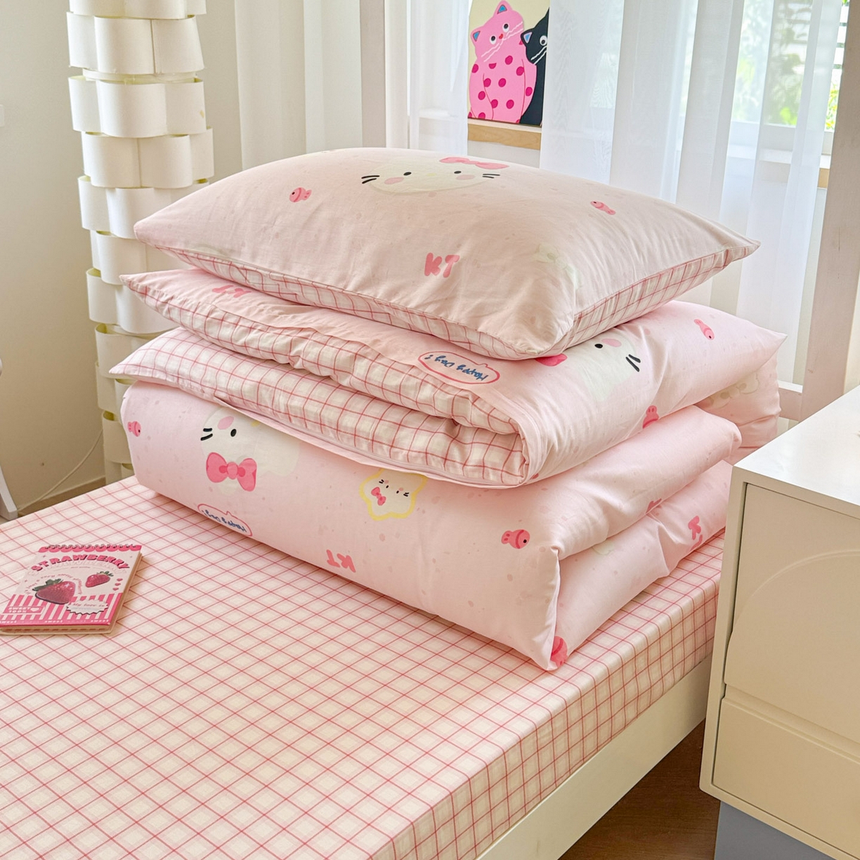 91家纺网 家纺一手货源 找家纺 慕尚家纺 2025新款13070全棉学生季全棉学生床三件套 kt猫和鱼