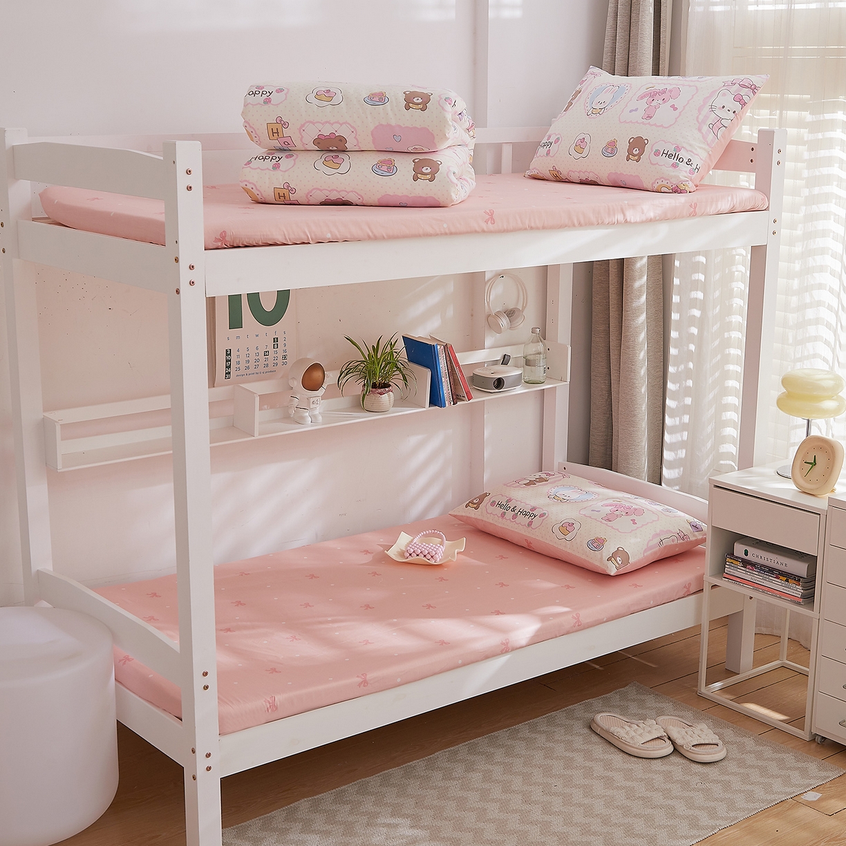 91家纺网 家纺一手货源 找家纺 DoDo 兜兜 2025新款全棉纯棉小清新卡通条格学生宿舍系列单品床笠 粉粉猫B版