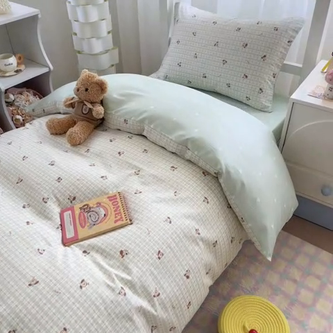 91家纺网 家纺一手货源 找家纺 慕尚家纺 2025新款13070全棉学生季全棉学生床三件套 绿格狗狗