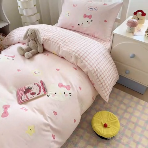 91家纺网 家纺一手货源 找家纺 慕尚家纺 2025新款13070全棉学生季全棉学生床三件套 kt猫和鱼