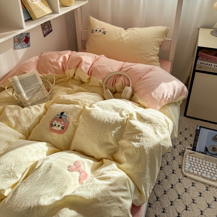 91家纺网 家纺一手货源 找家纺 2025新款 985学姐推荐新款学生季宿舍可爱水洗棉毛巾绣四件套 苹果猫咪粉玉