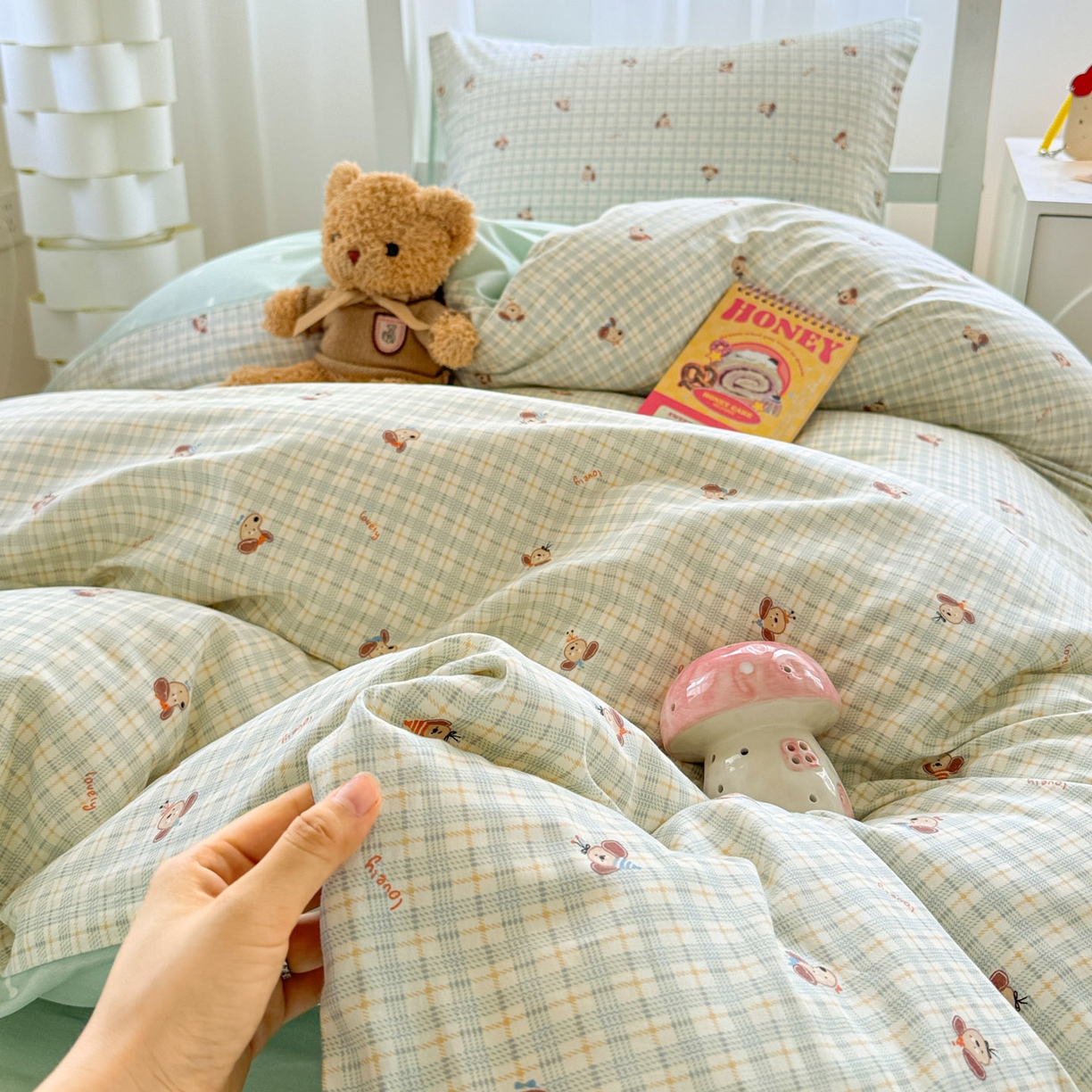 91家纺网 家纺一手货源 找家纺 慕尚家纺 2025新款13070全棉学生季全棉学生床三件套 绿格狗狗