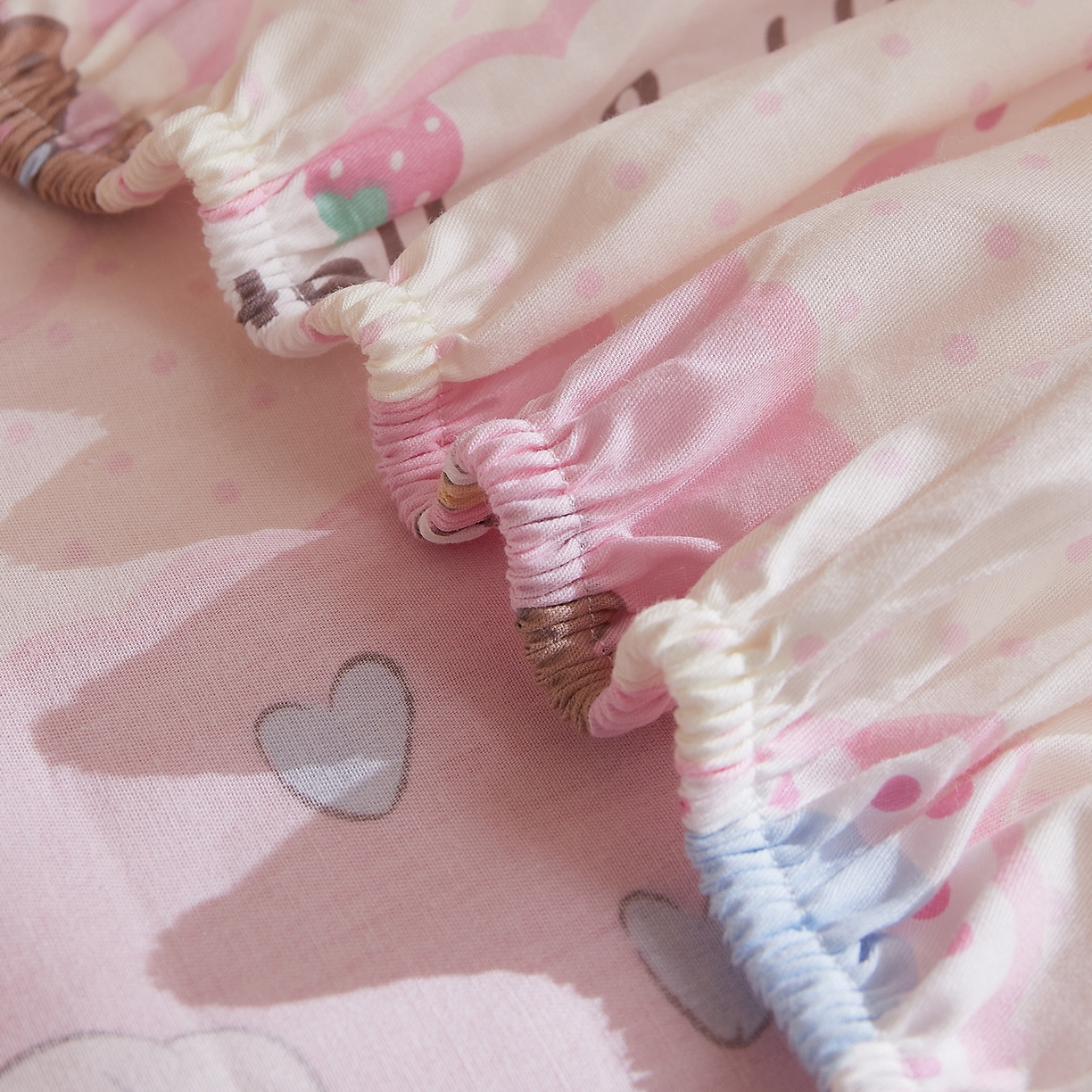 91家纺网 家纺一手货源 找家纺 DoDo 兜兜 2025新款全棉纯棉小清新卡通条格学生宿舍系列单品床笠 粉粉猫A版