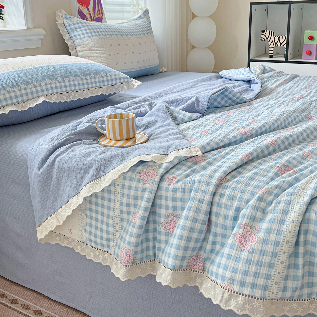 91家纺网 家纺一手货源 找家纺 2025新款云感皱皱纱全棉花边款夏被四件套 海盐蓝小格