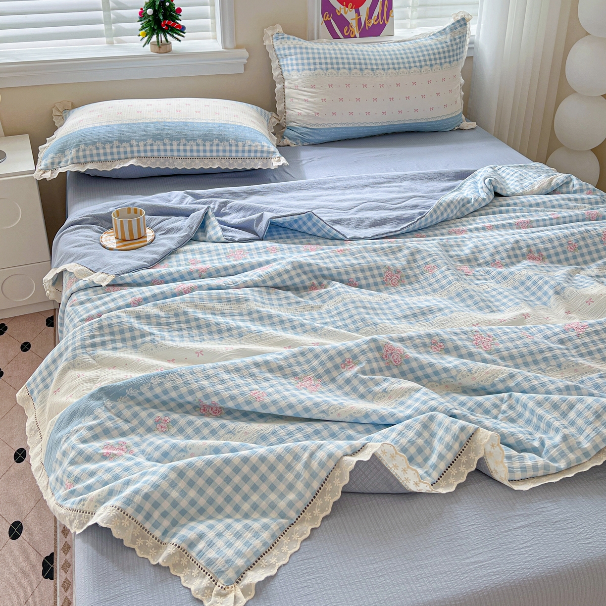 91家纺网 家纺一手货源 找家纺 2025新款云感皱皱纱全棉花边款夏被四件套 海盐蓝小格