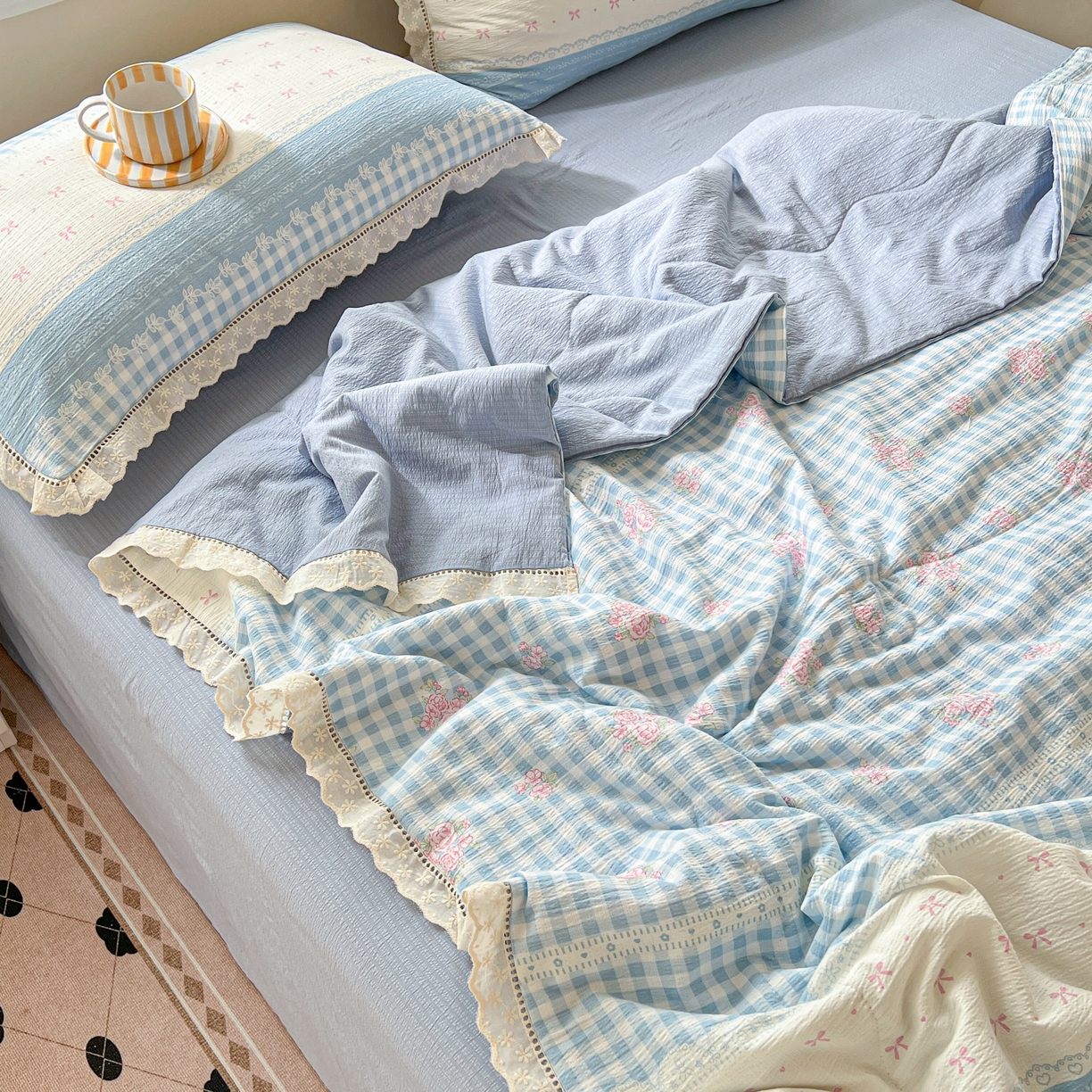 91家纺网 家纺一手货源 找家纺 2025新款云感皱皱纱全棉花边款夏被四件套 海盐蓝小格