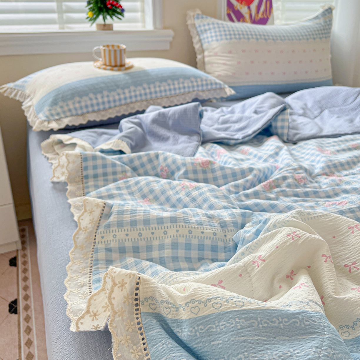 91家纺网 家纺一手货源 找家纺 2025新款云感皱皱纱全棉花边款夏被四件套 海盐蓝小格