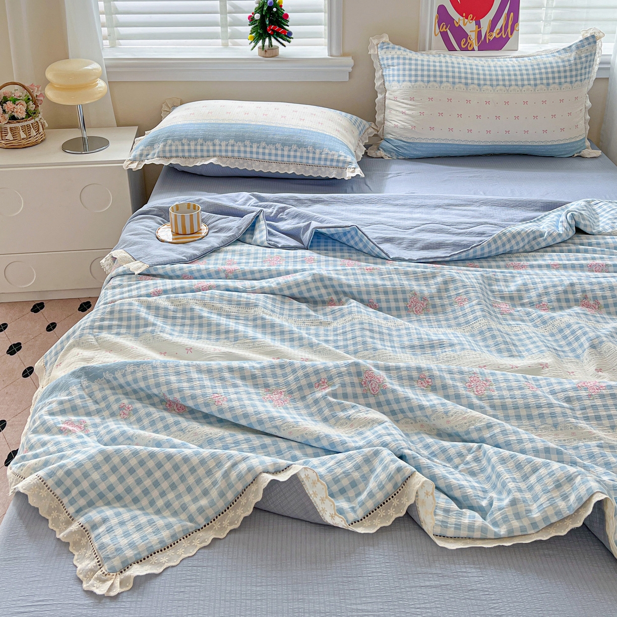 91家纺网 家纺一手货源 找家纺 2025新款云感皱皱纱全棉花边款夏被四件套 海盐蓝小格