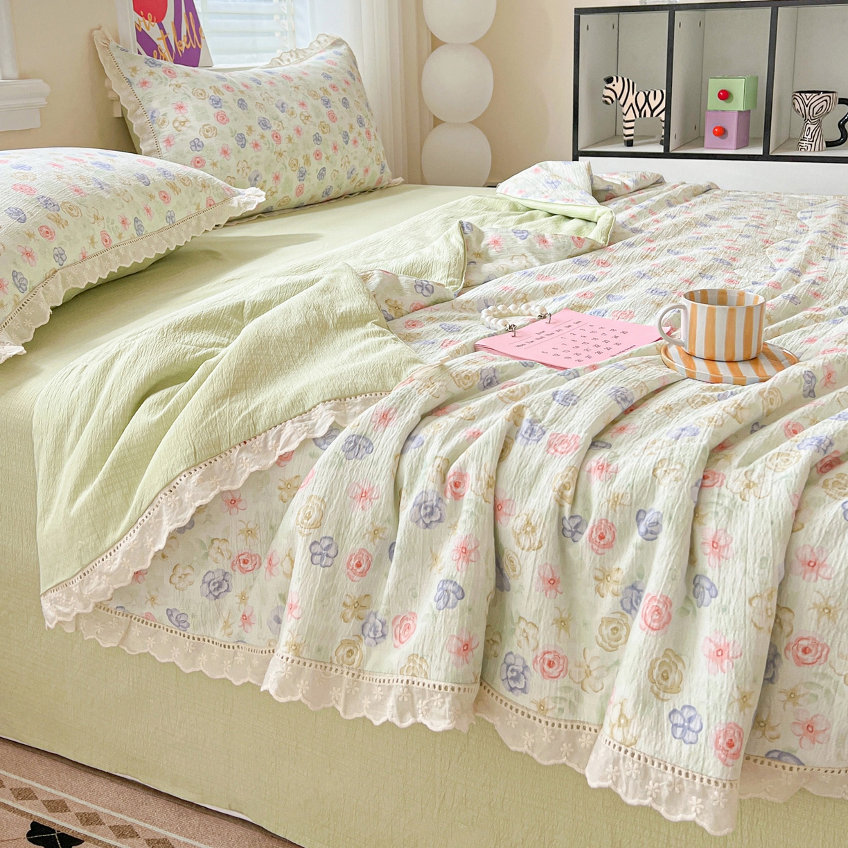 91家纺网 家纺一手货源 找家纺 2025新款云感皱皱纱全棉花边款夏被四件套 木槿绿