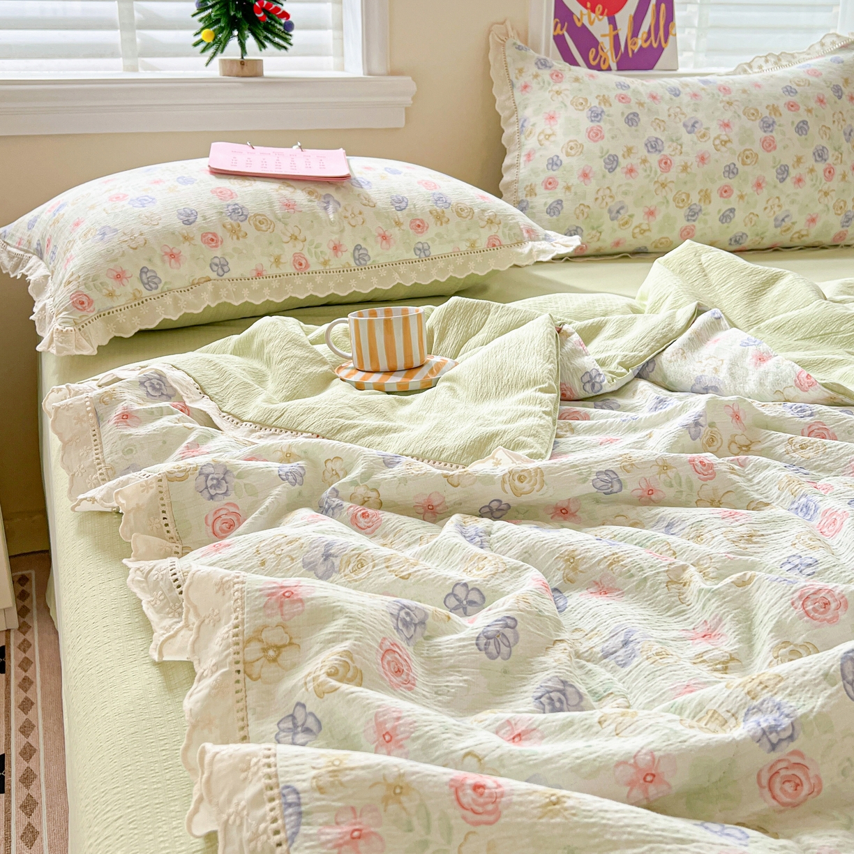 91家纺网 家纺一手货源 找家纺 2025新款云感皱皱纱全棉花边款夏被四件套 木槿绿