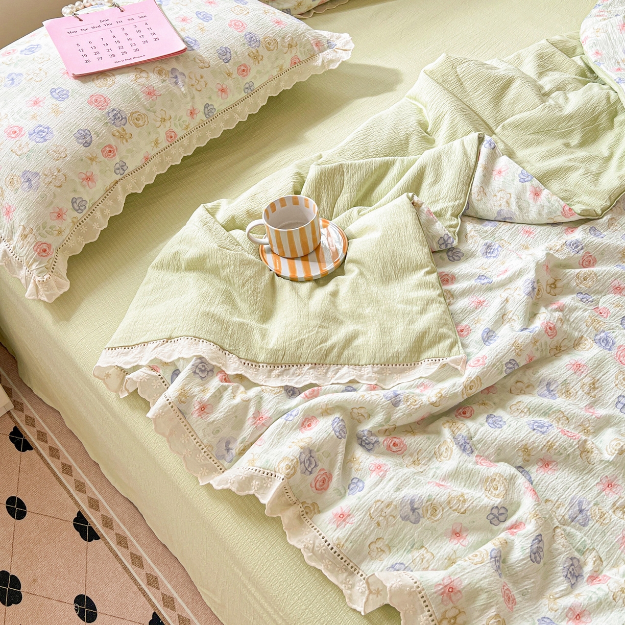 91家纺网 家纺一手货源 找家纺 2025新款云感皱皱纱全棉花边款夏被四件套 木槿绿