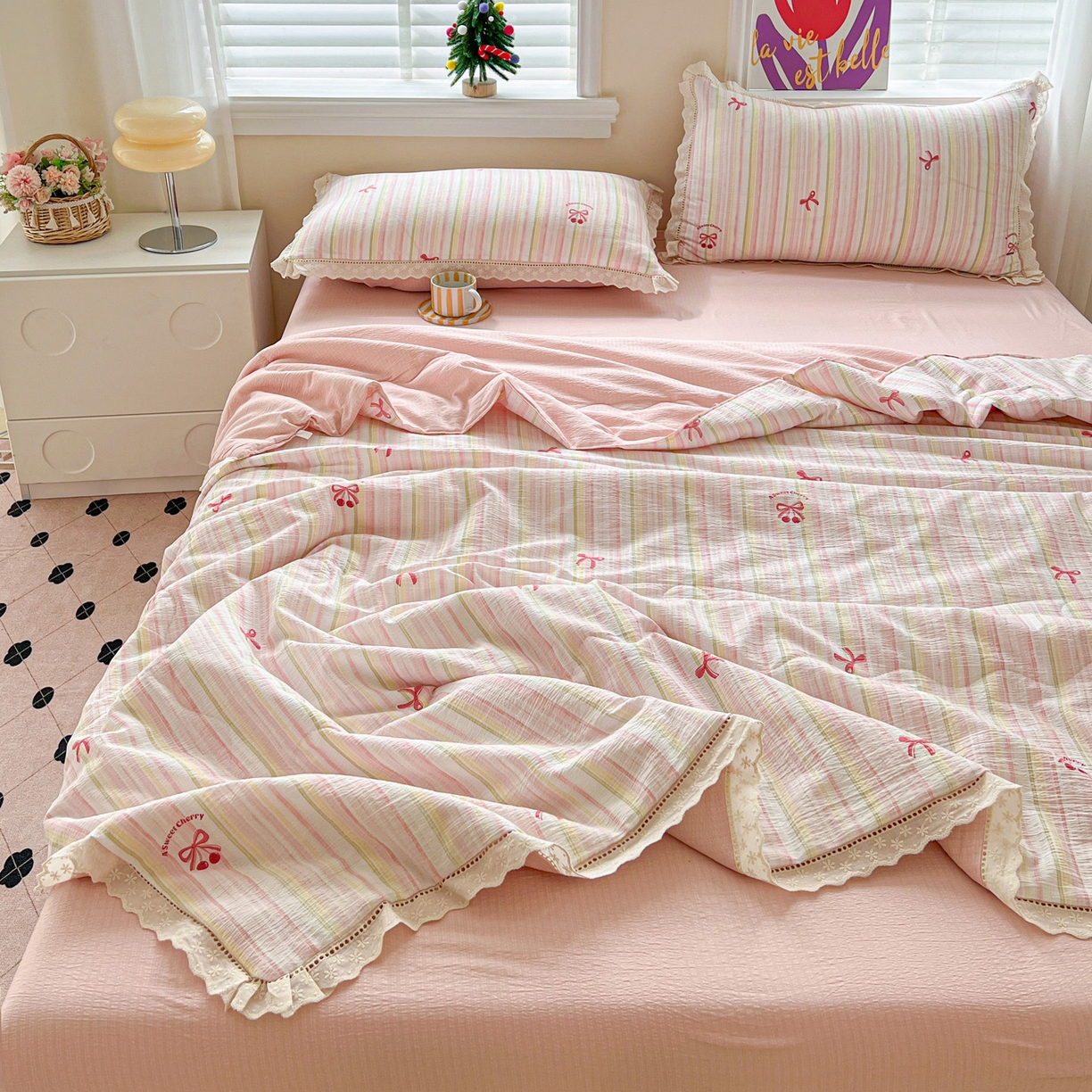 91家纺网 家纺一手货源 找家纺 2025新款云感皱皱纱全棉花边款夏被四件套 奶油泡芙