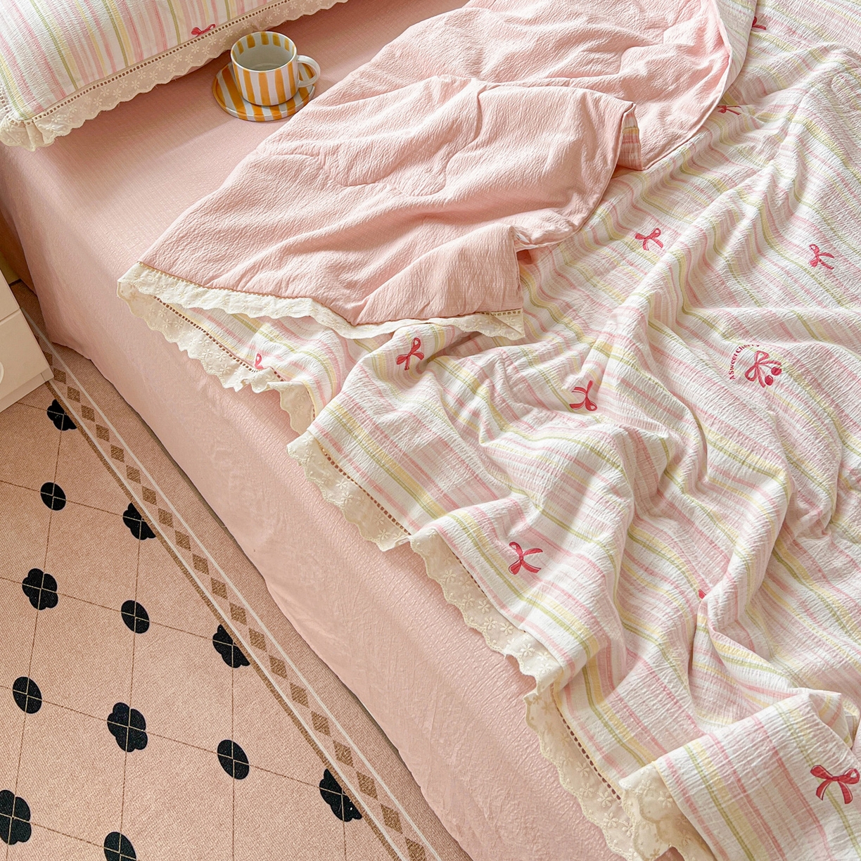 91家纺网 家纺一手货源 找家纺 2025新款云感皱皱纱全棉花边款夏被四件套 奶油泡芙