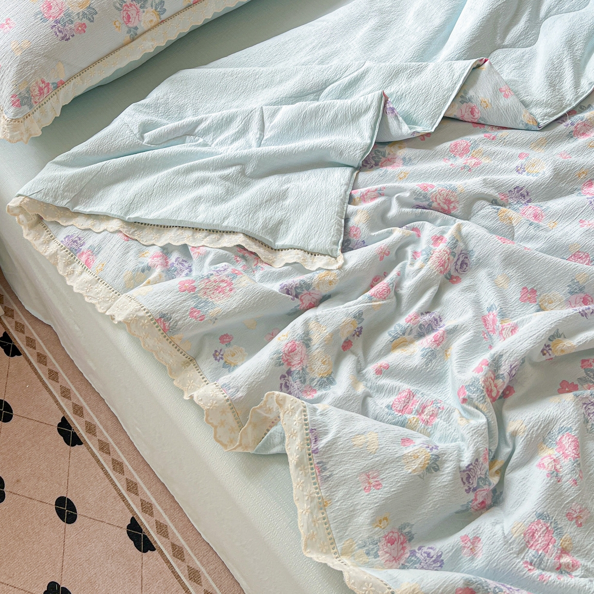 91家纺网 家纺一手货源 找家纺 2025新款云感皱皱纱全棉花边款夏被四件套 欧若拉