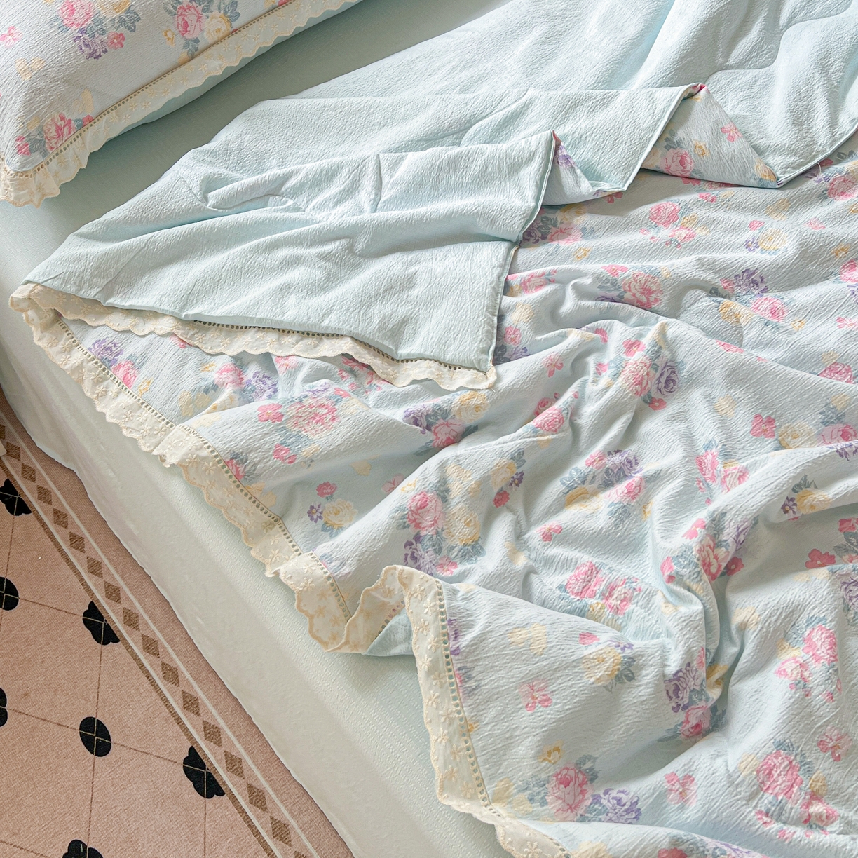 91家纺网 家纺一手货源 找家纺 2025新款云感皱皱纱全棉花边款夏被四件套 欧若拉